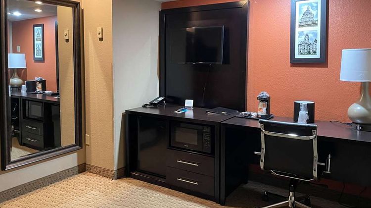 Clarion Inn & Suites Evansville Suite