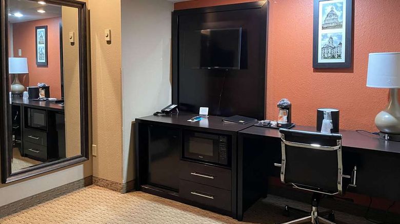 <b>Clarion Inn & Suites Evansville Suite</b>. Images powered by <a href="https://iceportal.shijigroup.com/" title="IcePortal" target="_blank">IcePortal</a>.