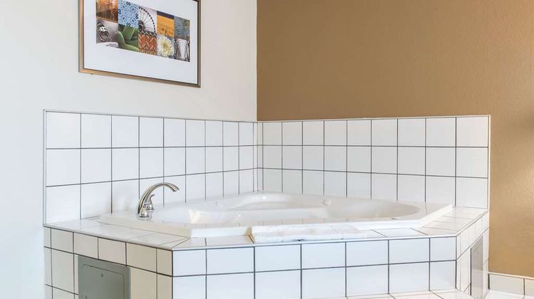 Quality Inn Noblesville Suite