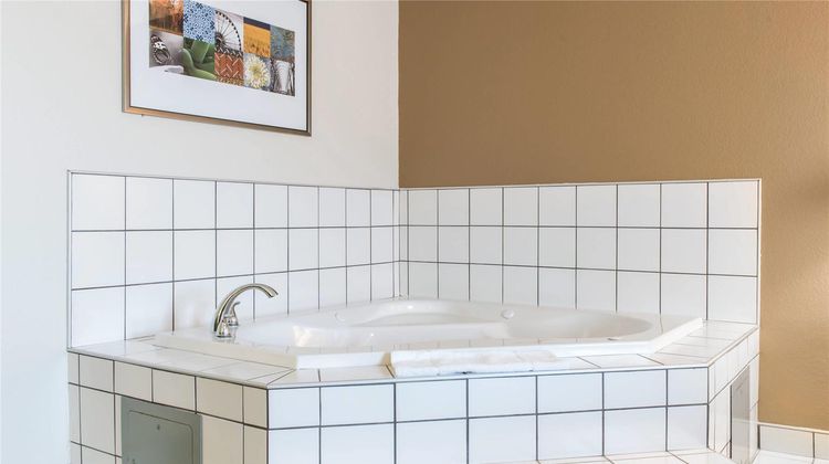 Quality Inn Noblesville Suite