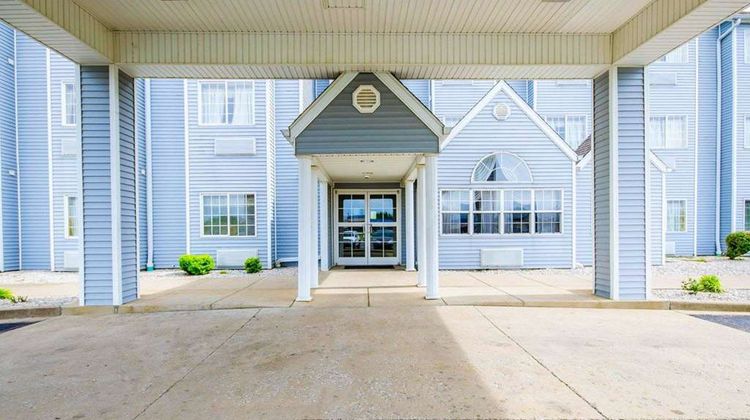 Econo Lodge Inn and Suites Evansville East Exterior