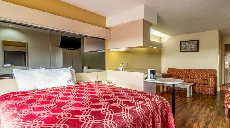 Econo Lodge Inn and Suites Evansville East Suite