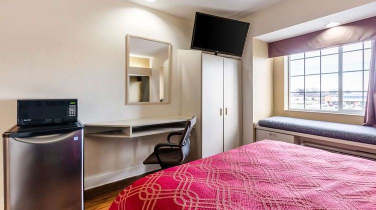 Econo Lodge Inn and Suites Evansville East Room