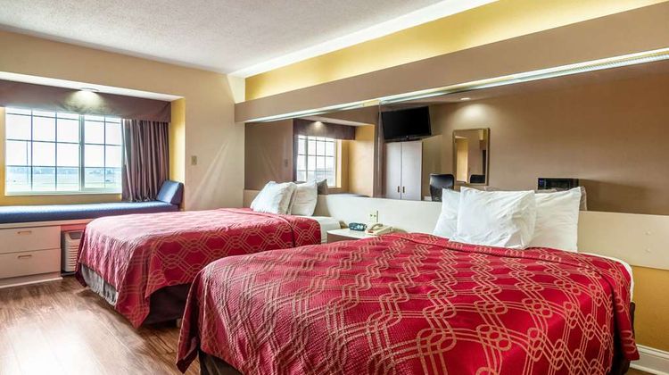 Econo Lodge Inn and Suites Evansville East Room