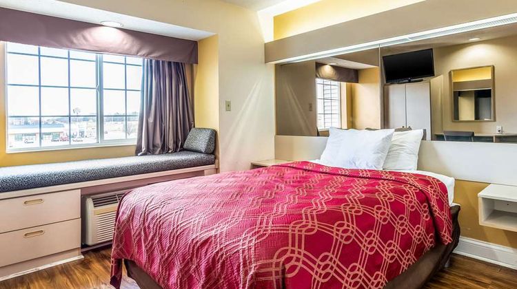 Econo Lodge Inn and Suites Evansville East Room