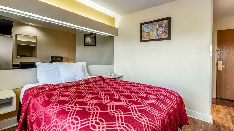 Econo Lodge Inn and Suites Evansville East Room