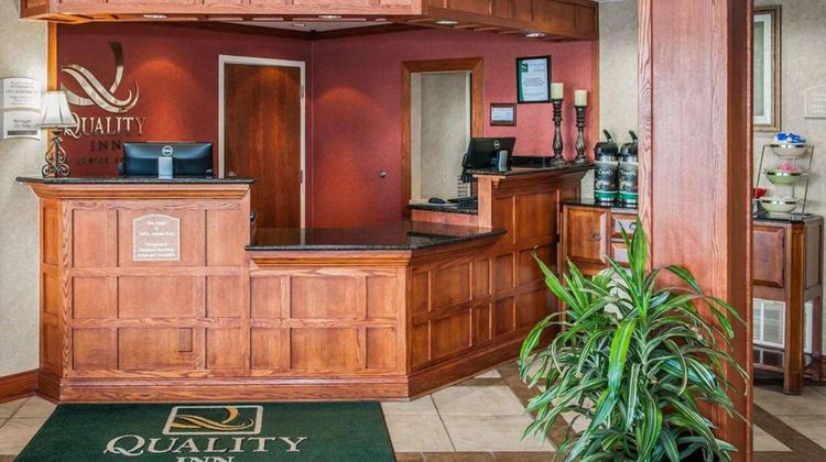Quality Inn Indianapolis Lobby