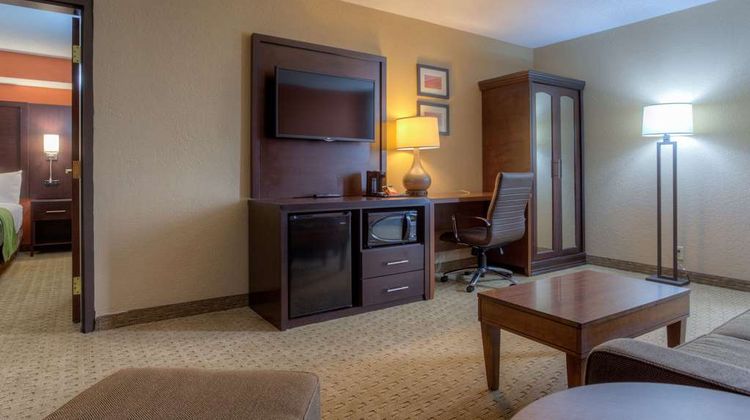 Comfort Inn & Suites Evansville Airport Suite