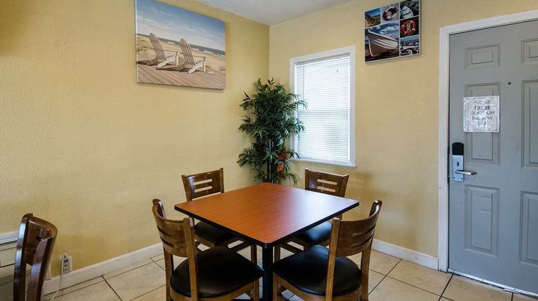 <b>Econo Lodge Hotel Yarmouth Restaurant</b>. Images powered by <a href="https://iceportal.shijigroup.com/" title="IcePortal" target="_blank">IcePortal</a>.