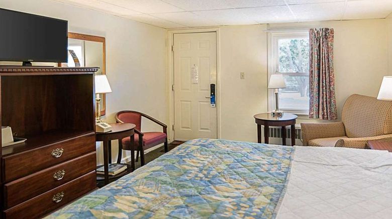 <b>Econo Lodge Room</b>. Images powered by <a href="https://iceportal.shijigroup.com/" title="IcePortal" target="_blank">IcePortal</a>.