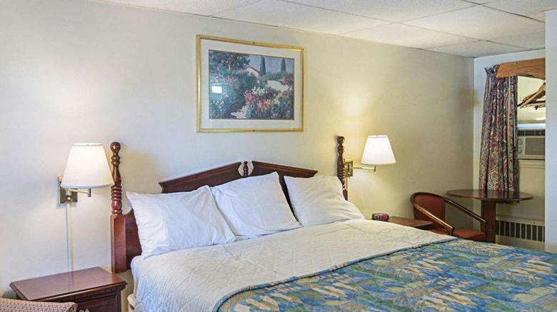 <b>Econo Lodge Room</b>. Images powered by <a href="https://iceportal.shijigroup.com/" title="IcePortal" target="_blank">IcePortal</a>.