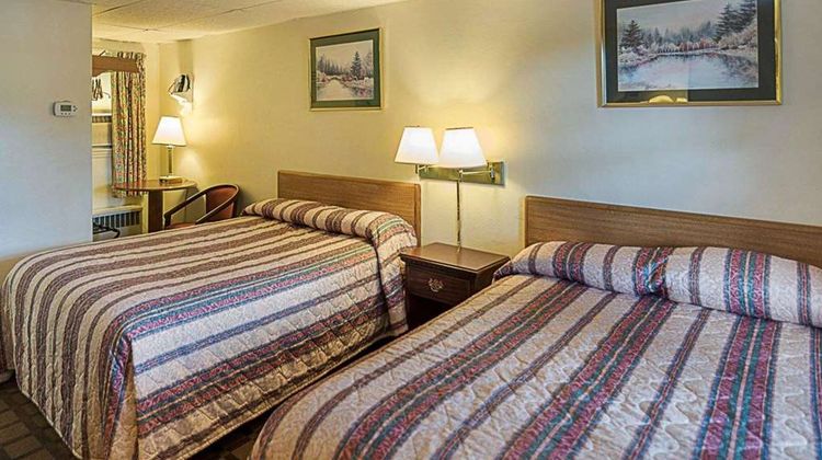 Econo Lodge Suite