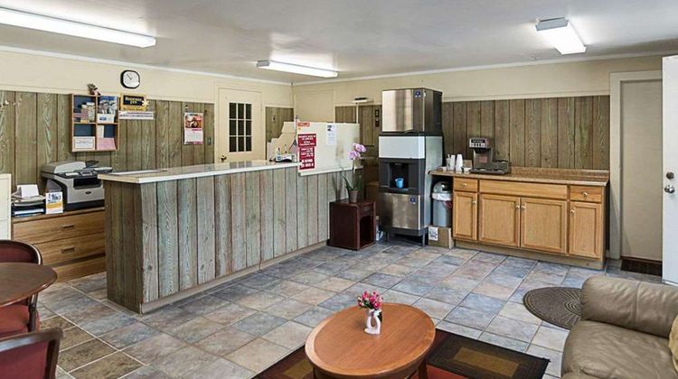 Econo Lodge Lobby