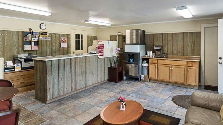 <b>Econo Lodge Lobby</b>. Images powered by <a href="https://iceportal.shijigroup.com/" title="IcePortal" target="_blank">IcePortal</a>.