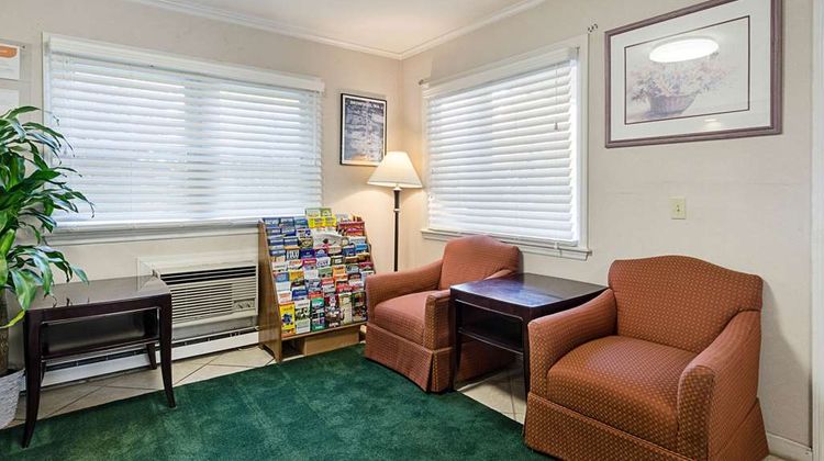 Econo Lodge Lobby