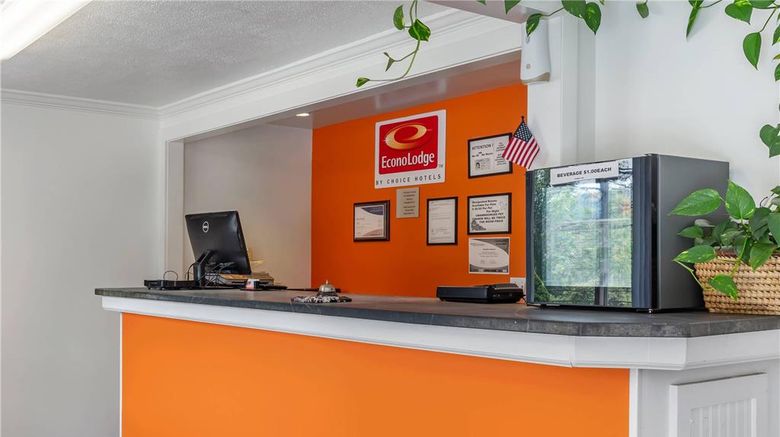 <b>Econo Lodge Lee Lobby</b>. Images powered by <a href="https://iceportal.shijigroup.com/" title="IcePortal" target="_blank">IcePortal</a>.