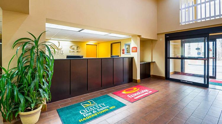 Quality Inn & Suites Hagerstown Lobby