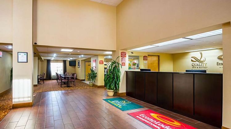 Quality Inn & Suites Hagerstown Lobby