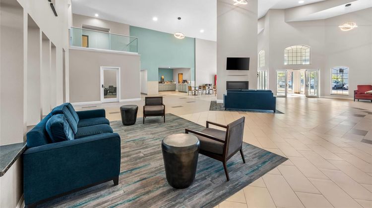 Quality Suites Waldorf Lobby