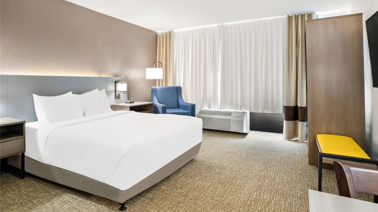 <b>Comfort Inn Gold Coast Room</b>. Images powered by <a href="https://iceportal.shijigroup.com/" title="IcePortal" target="_blank">IcePortal</a>.