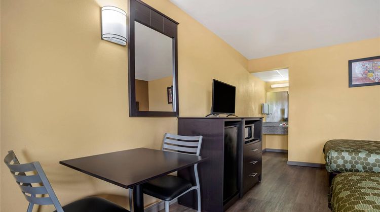 Econo Lodge In Town Room
