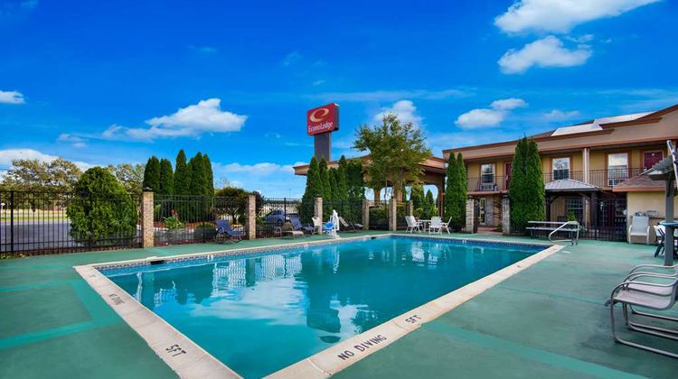 Econo Lodge Pool