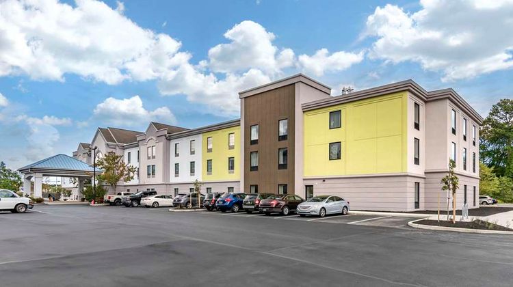 Comfort Suites Exterior