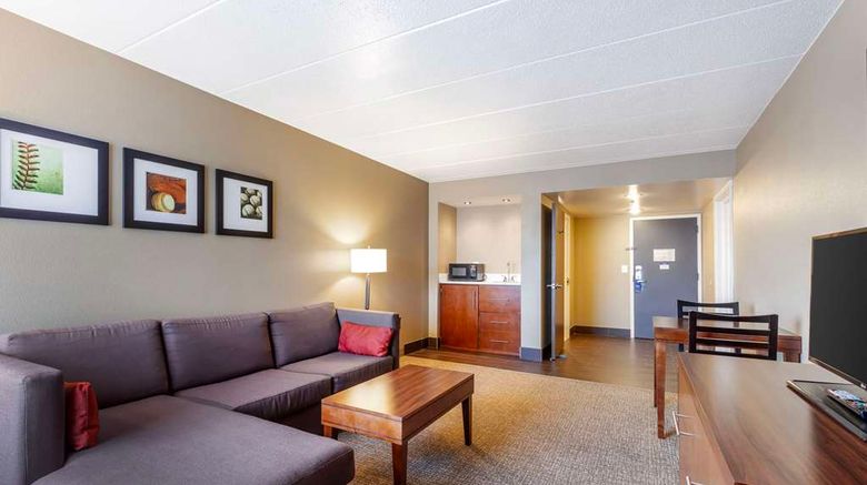 <b>Comfort Inn & Suites, Aberdeen Suite</b>. Images powered by <a href="https://iceportal.shijigroup.com/" title="IcePortal" target="_blank">IcePortal</a>.