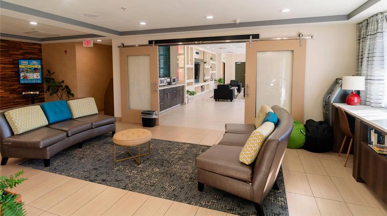 <b>Gateway Hotel & Suites, an Ascend Hotel Lobby</b>. Images powered by <a href="https://iceportal.shijigroup.com/" title="IcePortal" target="_blank">IcePortal</a>.