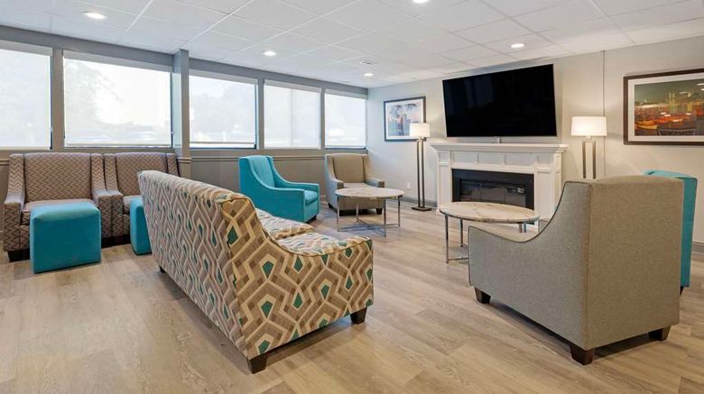 <b>Clarion Hotel & Suites BWI Airport North Lobby</b>. Images powered by <a href="https://iceportal.shijigroup.com/" title="IcePortal" target="_blank">IcePortal</a>.