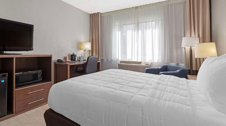 <b>Clarion Hotel & Suites BWI Airport North Room</b>. Images powered by <a href="https://iceportal.shijigroup.com/" title="IcePortal" target="_blank">IcePortal</a>.