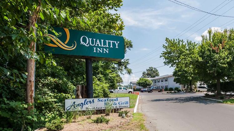 Quality Inn Beacon Marina Exterior