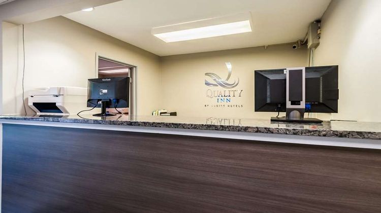 Quality Inn Beacon Marina Lobby