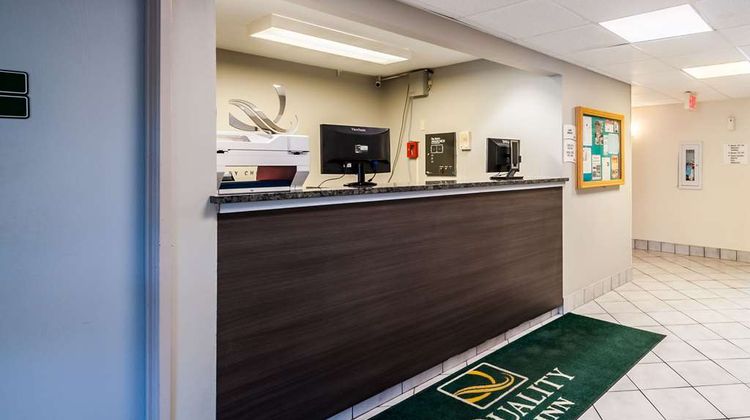 Quality Inn Beacon Marina Lobby