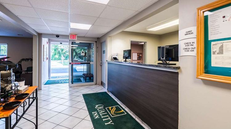Quality Inn Beacon Marina Lobby