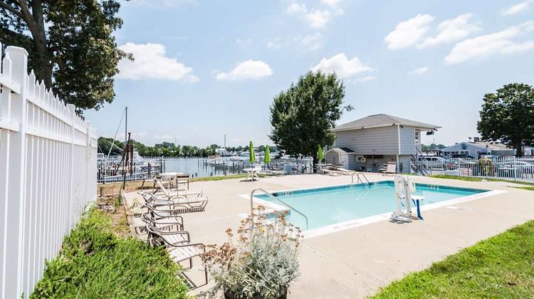 Quality Inn Beacon Marina Pool