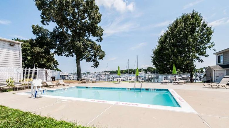 <b>Quality Inn Beacon Marina Pool</b>. Images powered by <a href="https://iceportal.shijigroup.com/" title="IcePortal" target="_blank">IcePortal</a>.