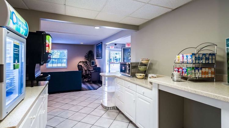 Quality Inn Beacon Marina Restaurant