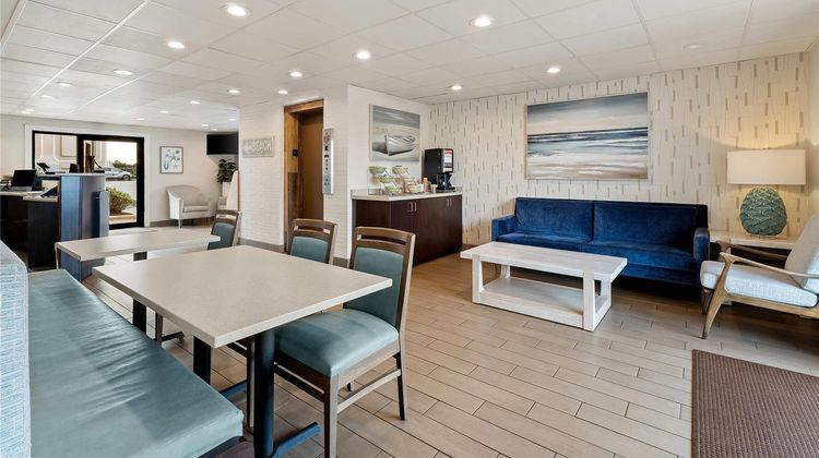 Quality Inn Beachfront Lobby
