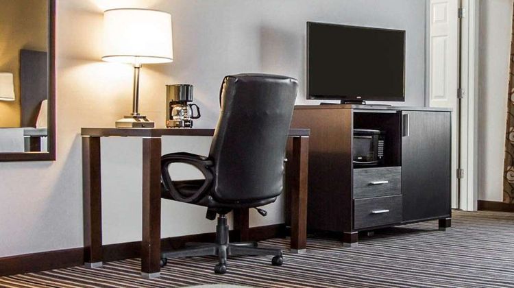 Quality Inn & Suites South Portland Suite