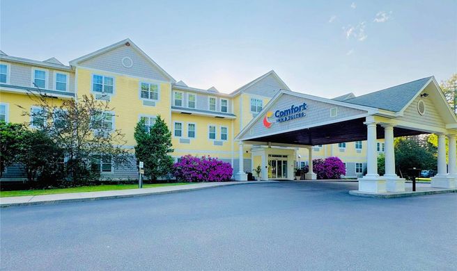 Comfort Inn & Suites Scarborough Exterior