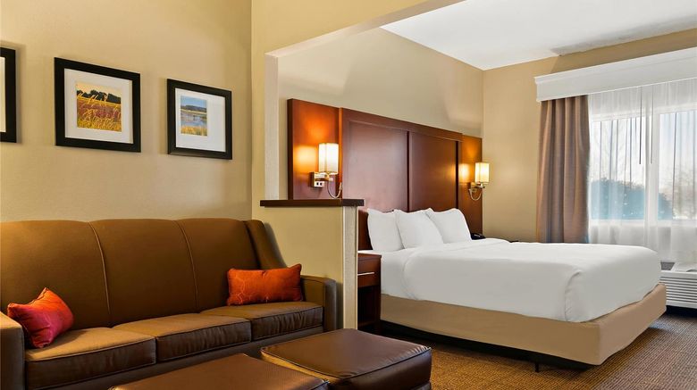 <b>Comfort Suites Saginaw North Suite</b>. Images powered by <a href="https://iceportal.shijigroup.com/" title="IcePortal" target="_blank">IcePortal</a>.