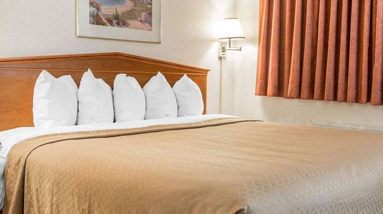 <b>Quality Inn & Suites Mackinaw City Suite</b>. Images powered by <a href="https://iceportal.shijigroup.com/" title="IcePortal" target="_blank">IcePortal</a>.