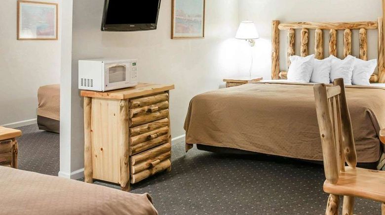 <b>Quality Inn & Suites Mackinaw City Suite</b>. Images powered by <a href="https://iceportal.shijigroup.com/" title="IcePortal" target="_blank">IcePortal</a>.