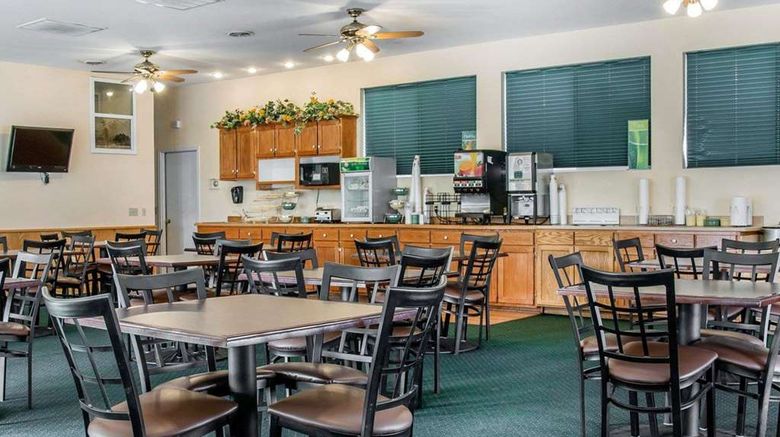 <b>Quality Inn & Suites Mackinaw City Restaurant</b>. Images powered by <a href="https://iceportal.shijigroup.com/" title="IcePortal" target="_blank">IcePortal</a>.