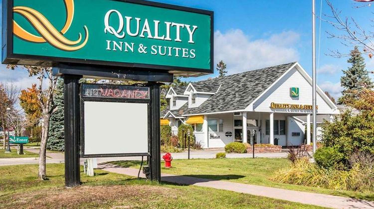 Quality Inn & Suites Mackinaw City Exterior
