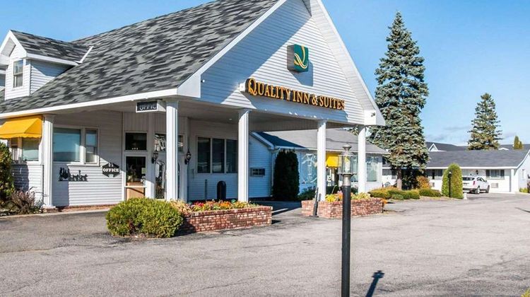Quality Inn & Suites Mackinaw City Exterior