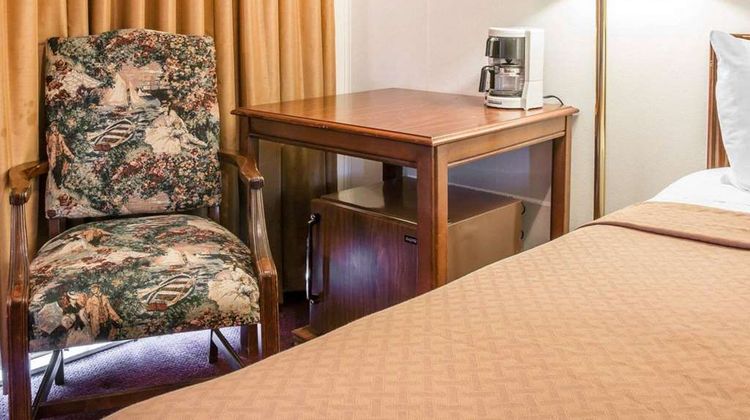 Quality Inn & Suites Mackinaw City Room