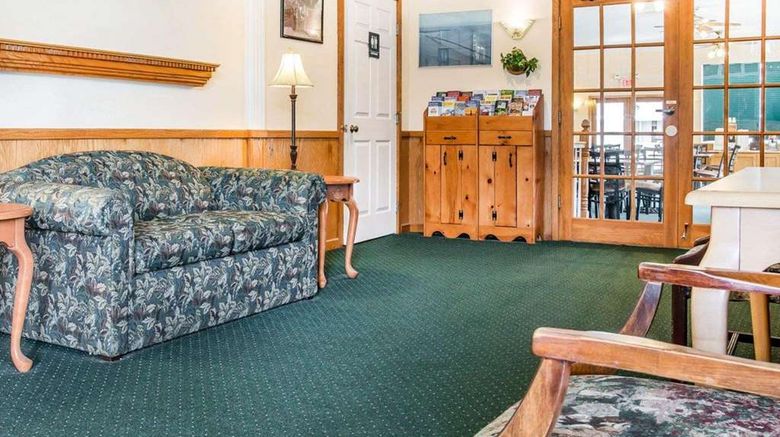 <b>Quality Inn & Suites Mackinaw City Lobby</b>. Images powered by <a href="https://iceportal.shijigroup.com/" title="IcePortal" target="_blank">IcePortal</a>.