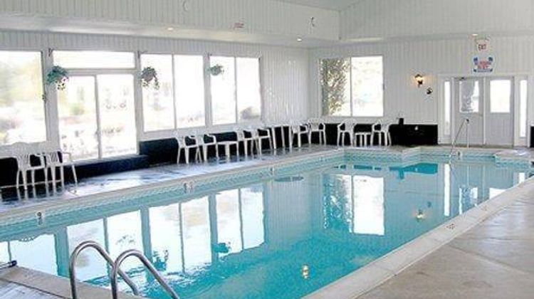 Quality Inn & Suites Mackinaw City Pool